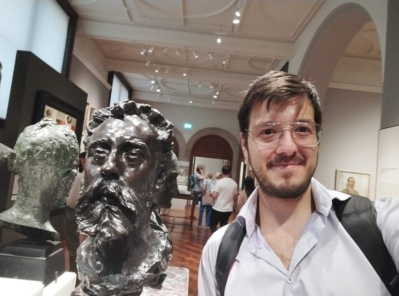 Antonello Mirone (Art Historian) in the National Portrait Gallery (London), next to a bronze of Ernest Henley, made by Auguste Rodin (2023).